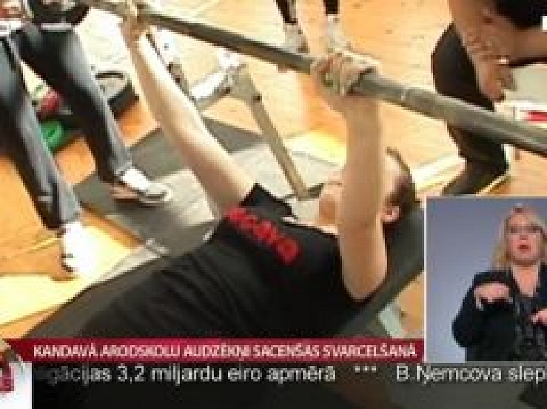 Kandavā arodskolu audzēkņi sacenšas svarcelšanā