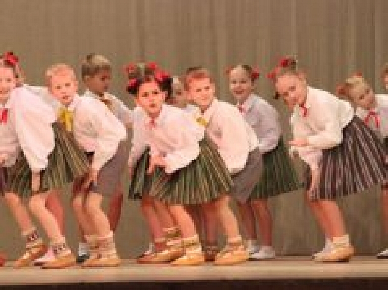 Krāslavas dejotāji pierāda sevi deju kolektīvu skatē