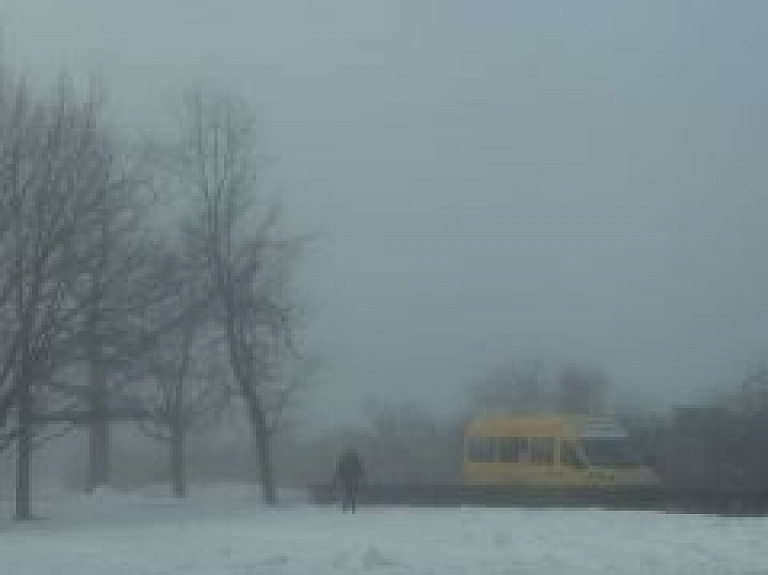 Ap Jelgavu apledojuši ceļi; braukšanu apgrūtina migla