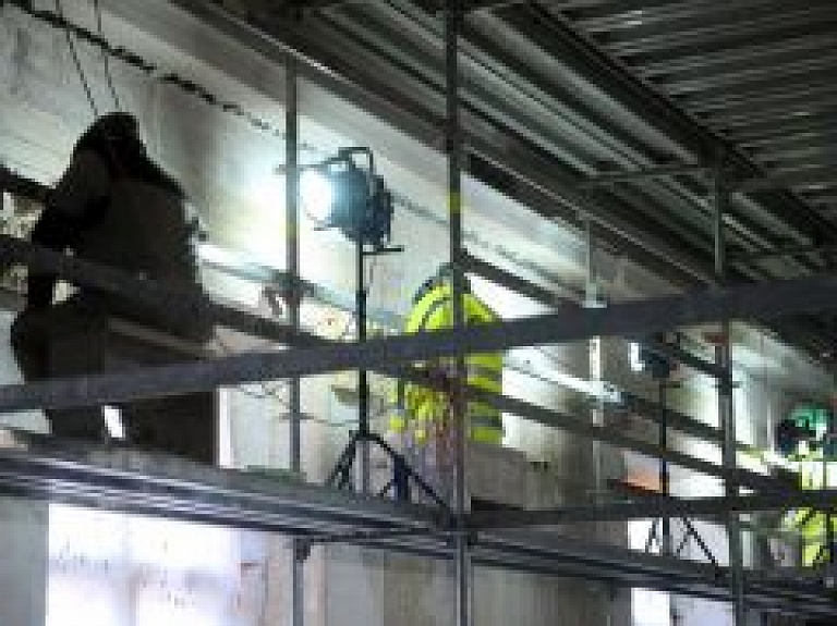 Tiesa atceļ mantas arestu Rīgas pils ugunsgrēka lietā iesaistītajiem būvuzņēmumiem