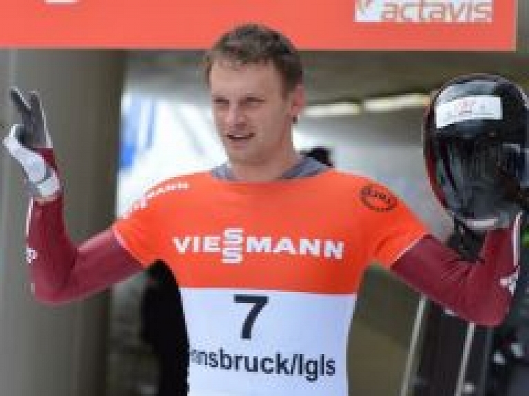 Dainis Dukurs priecājas par Tomasa stāšanos uz goda pjedestāla