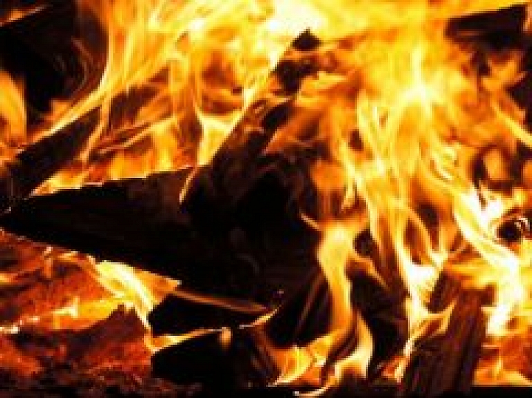 Kubulu pagastā degusi vienstāva neapsaimniekota ēka