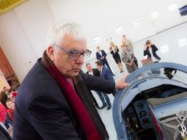 Jūrmalā prezentē Raimonda Paula vārdā nosaukto lidmašīnu