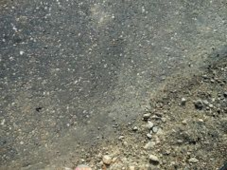 Pie Skrundas apledojusi Liepājas šoseja