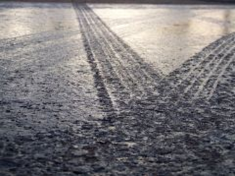 Krāslavas apkaimē apledo autoceļi