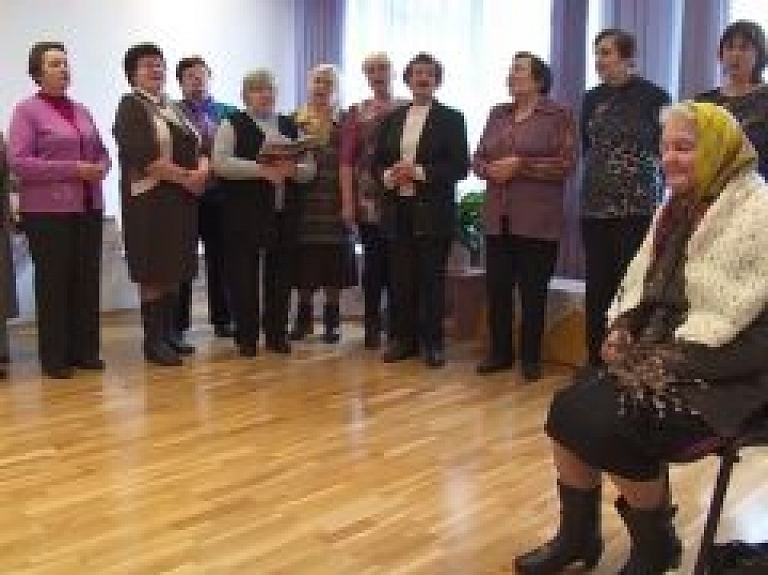 Viļakas novada bibliotēkā tiekas ar rokdarbnieci Leontīnu Loginu