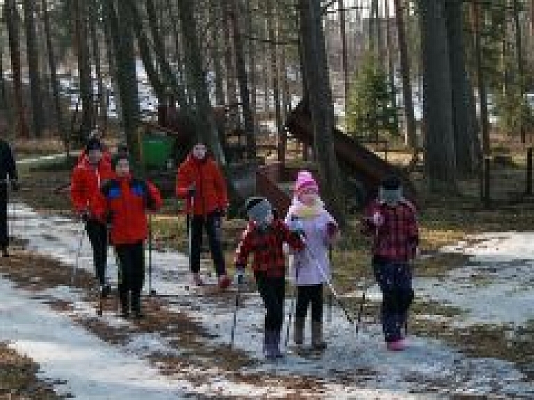 Slēpošanas sacensības Lejasciemā noslēdzas ar nūjošanu