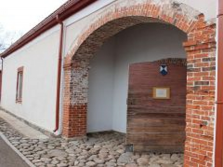 Pabeigta Vecgulbenes muižas klēts renovācija