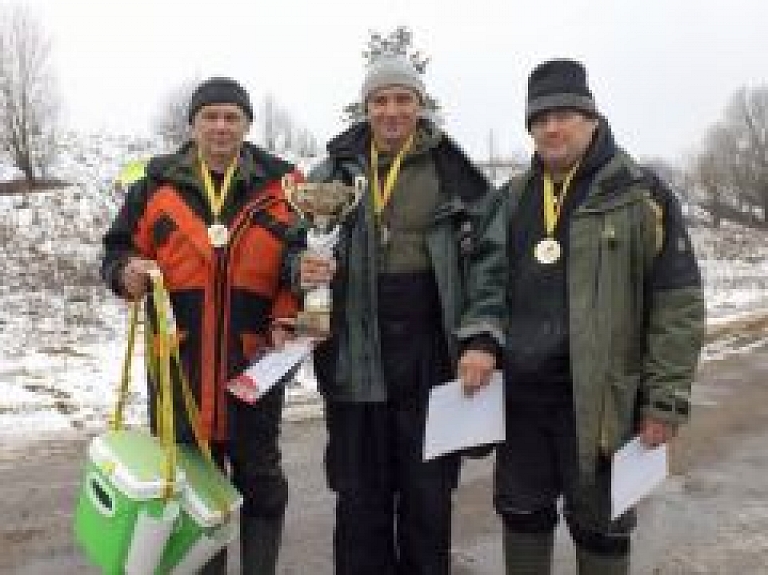 Aizvadītas ikgadējās makšķerēšanas sacensības uz Lielā Ludzas ezera