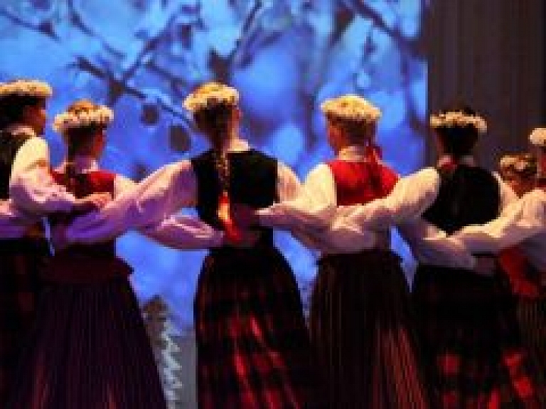Deju kolektīvam "Daugavieši" taps jauni skatuves tērpi