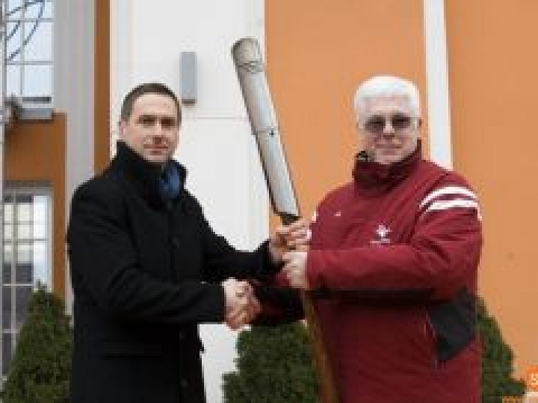 Siguldā iedegta Latvijas III Ziemas Olimpiādes lāpa