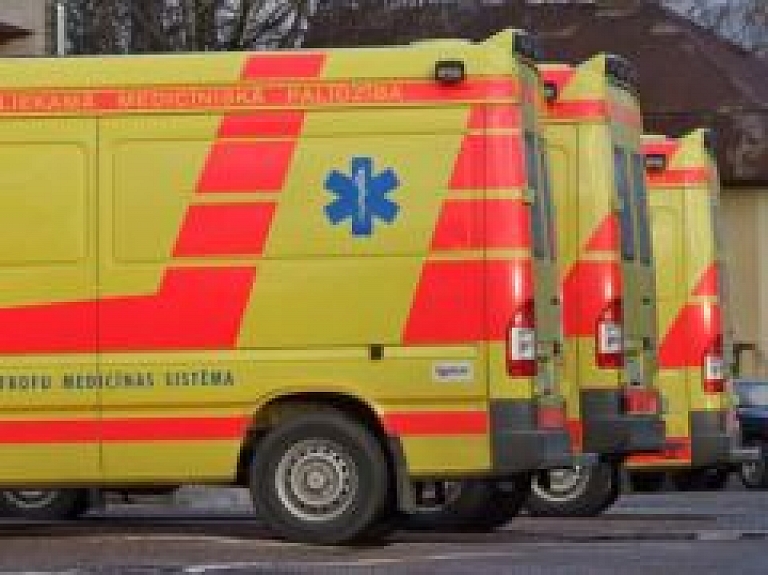 Vīrietis Latgalē, skaldot malku, iecirtis sev plaukstā