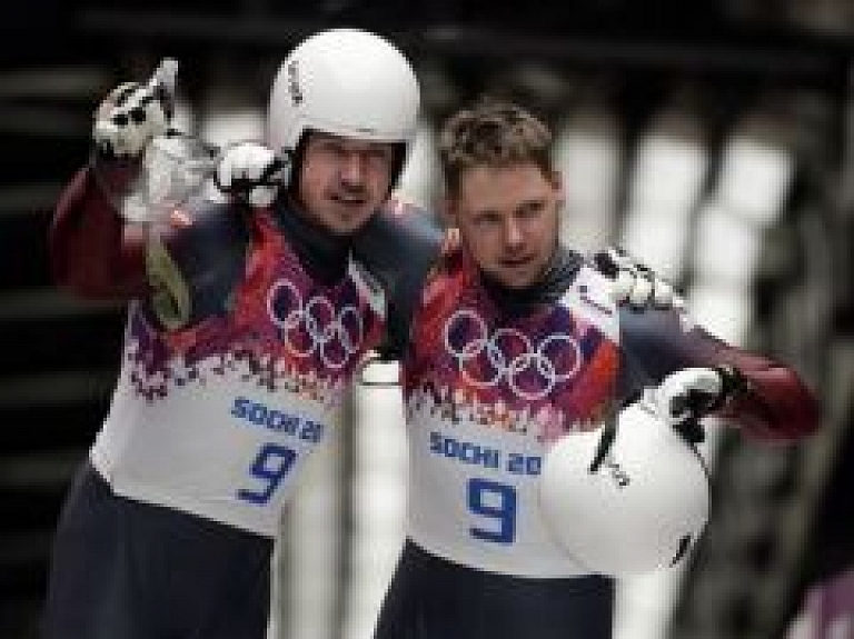 Kamaniņu braucēji Šici sezonu noslēdz ar trešo vietu Eiropas čempionātā