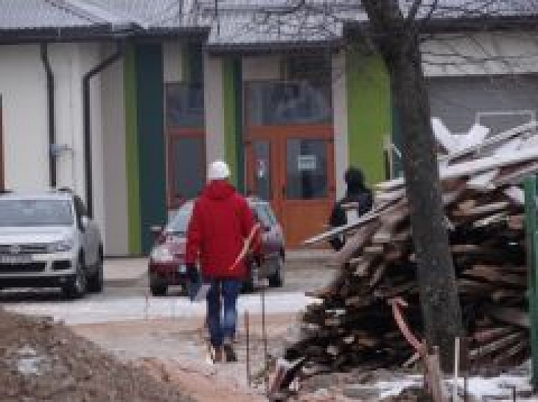 Valmieras tehnikuma jaunā kompleksa ēkās veic iekšējās apdares darbus