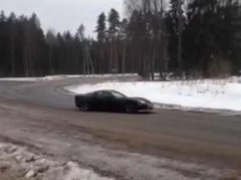 Smiltenes pagrieziena rotācijas aplī "plosās" "Chevrolet Corvette Z06"