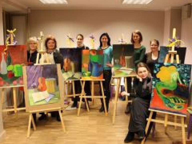 "Kuldīgas Palete" par jubilejā uzdāvināto naudu iegādājas darbam nepieciešamos molbertus