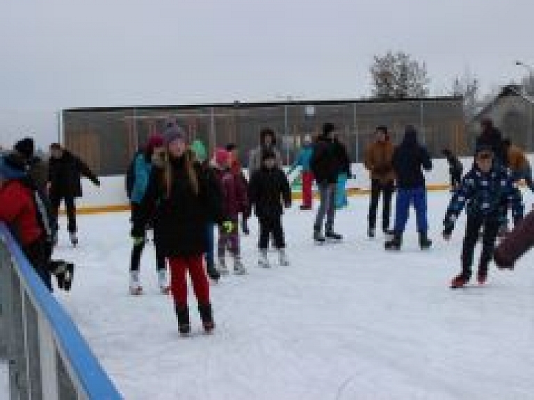 No pirmdienas slēgs slidotavu Pasta salā