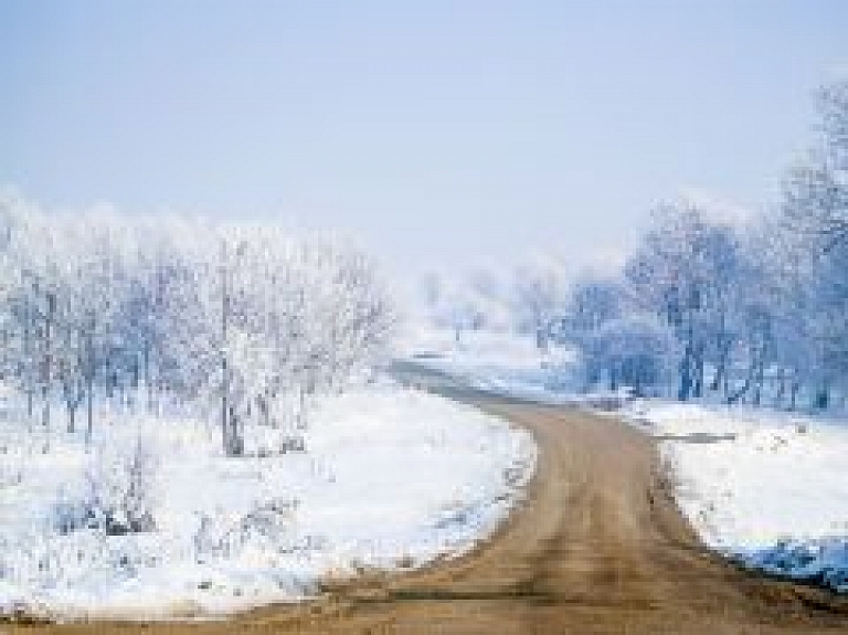 Latgalē vīrieti atrod guļam ceļa malā