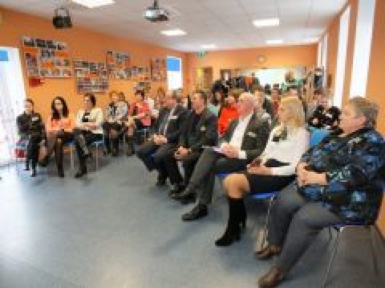 Alūksnes jaunieši kafijo ar politiķiem