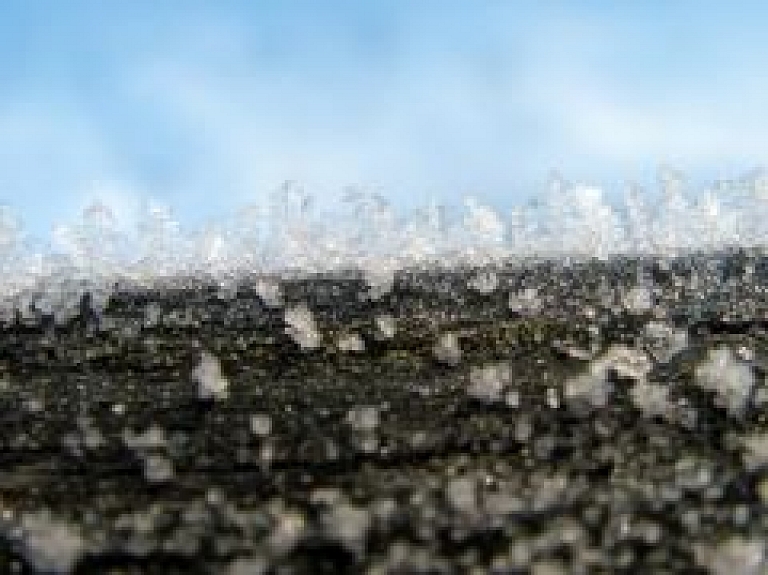 Brīdina par apledojumu uz Jelgavas šosejas