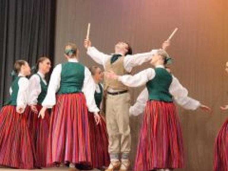 Deju kolektīvs "Cīrulis" ielūdz uz sadraudzības koncertu