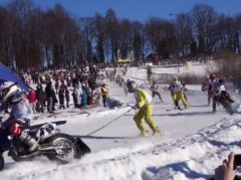 Cēsīs aizvadītas skijoringa sacensības "Red Bull Twitch'n'Ride"