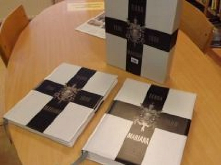 Viļakas novada bibliotēkā apskatāms albums "Terra Mariana. 1186-1888"