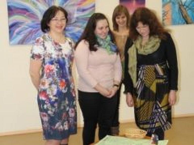 Izstāde "Kopā" Balvu Centrālajā bibliotēkā