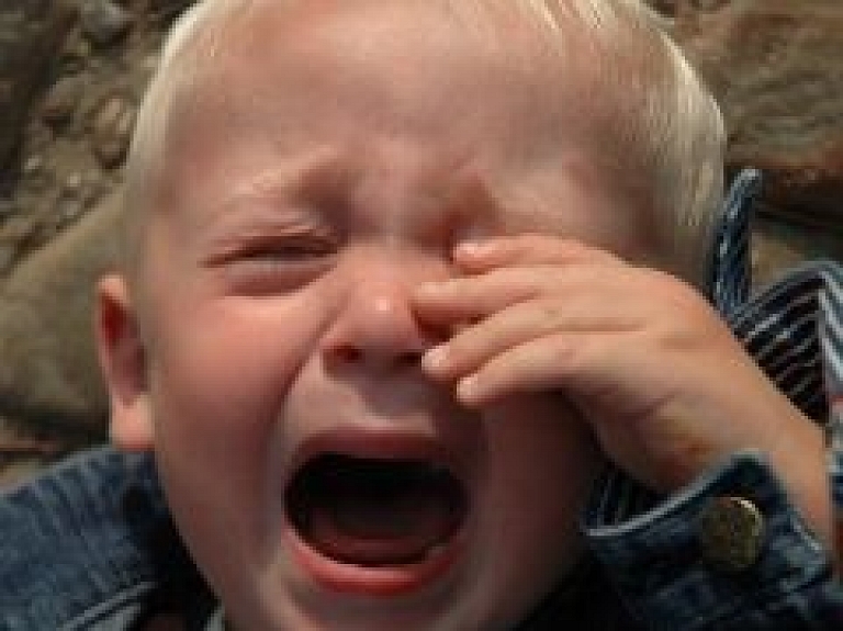 Mediķi Latgalē sniedz palīdzību puisēnam, kurš norijis rotaļlietas detaļu