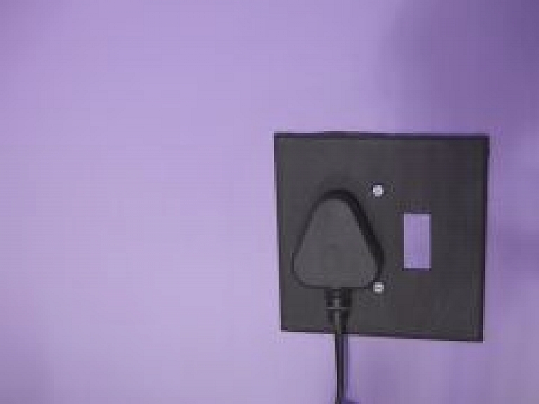 Sieviete Latgalē gūst elektrotraumu, pieskaroties bojātam vadam