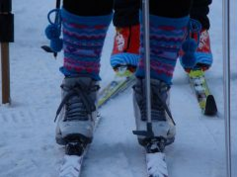 Vīrietis Vidzemē slēpojot kritis un lauzis roku