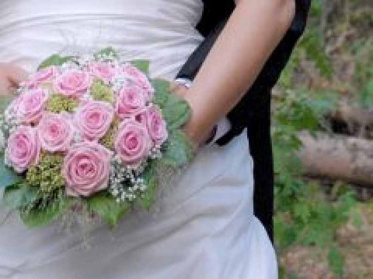 Bez pašvaldības nodevas salaulās neprecētos Saldus novada vecākus