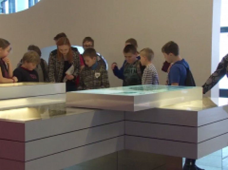 Latgales Reģionālā TV: Latgales Vēstniecībā GORS viesojas ekspozīcijas "Naudas dizains. PIN kods" veidotāji