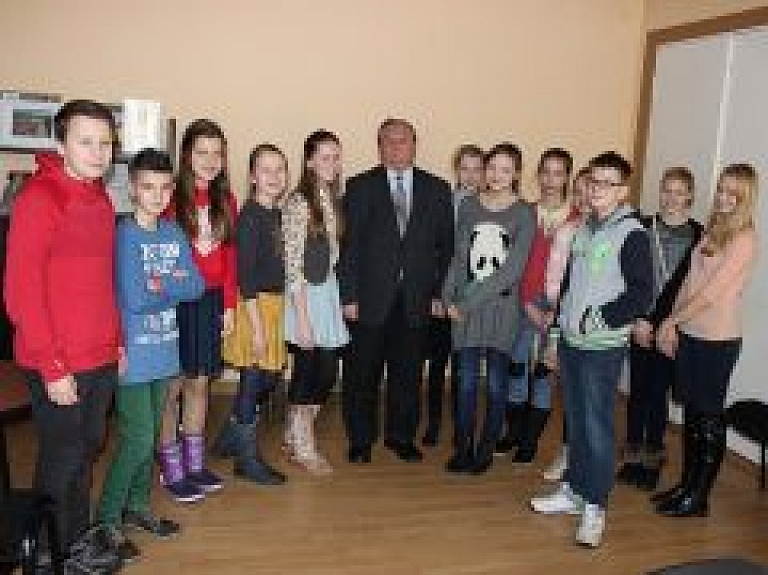 Gulbenes novada pašvaldībā viesojās 14 "ēnas"