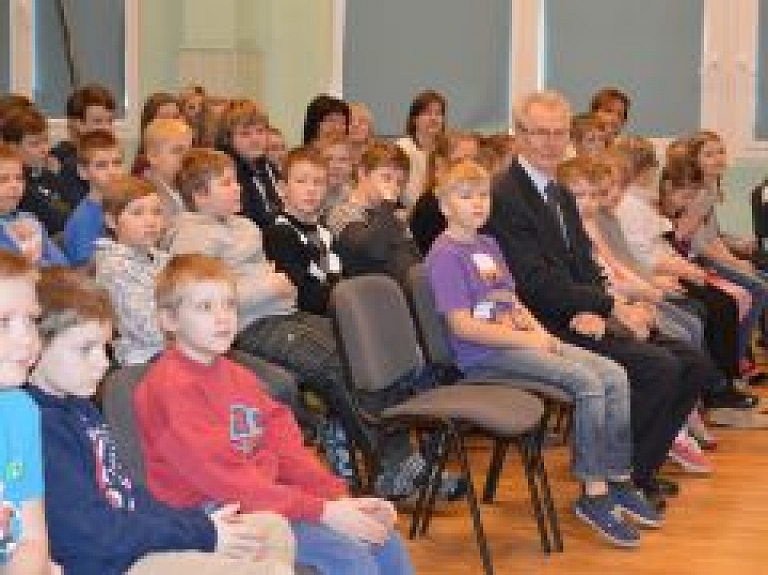 "Limbažu fonds" bērniem un jauniešiem stāsta par brīvprātīgo darbu