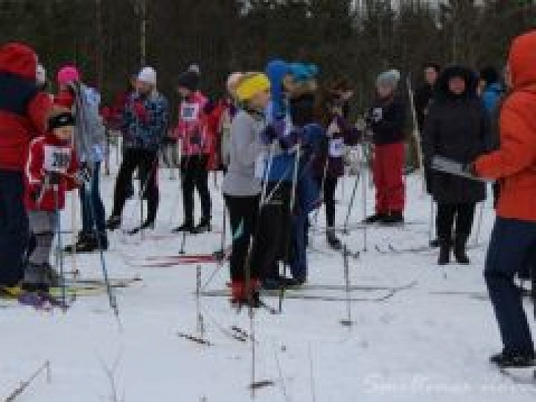Aizvadītas atklātās slēpošanas sacensības Smiltenes novada skolām