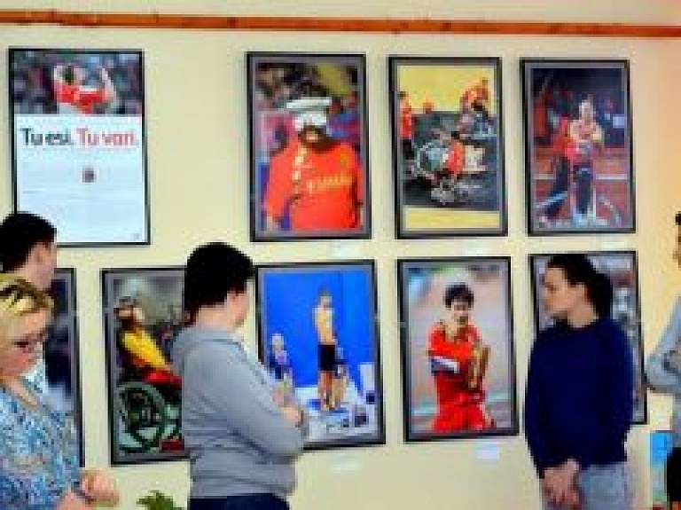 Ceļojošā fotoizstāde "Tu esi. Tu vari." sasniegusi Dundagu