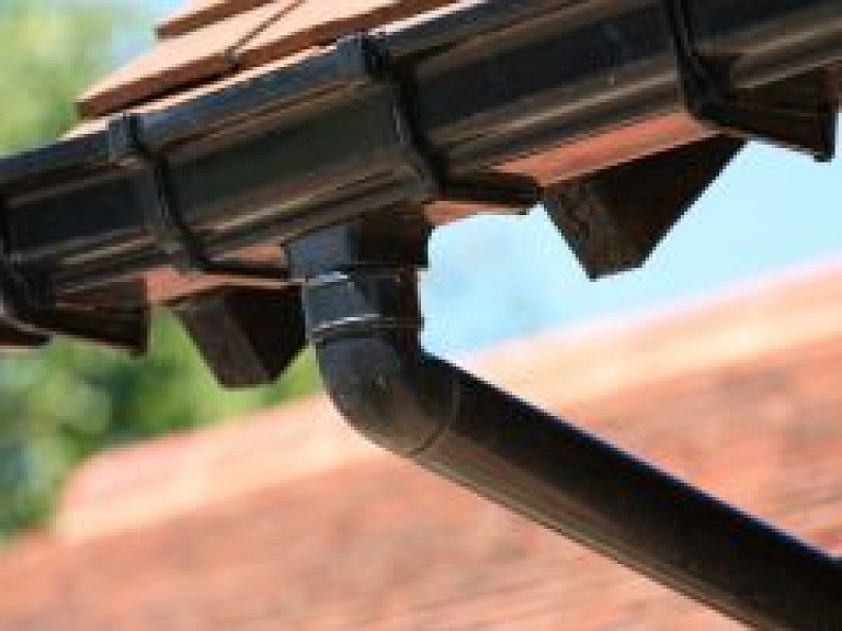 Latgalē vīrietis nokritis no jumta