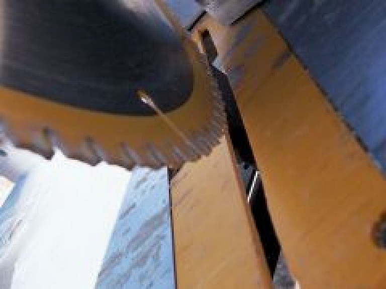 Latgalē vīrietis smagi savainojis plaukstu, strādājot ar ripzāģi