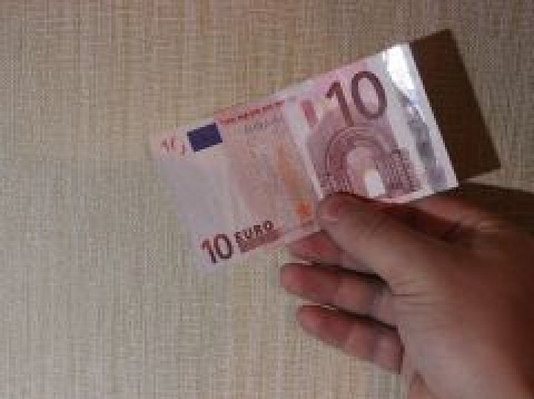 Valkā skaidru naudu iespējams izņem bankomātos, DUS un spēļu zālē