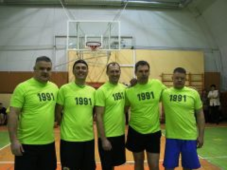 Valmieras Valsts ģimnāzijas absolventu zibensturnīrs basketbolā notika jau 30.reizi