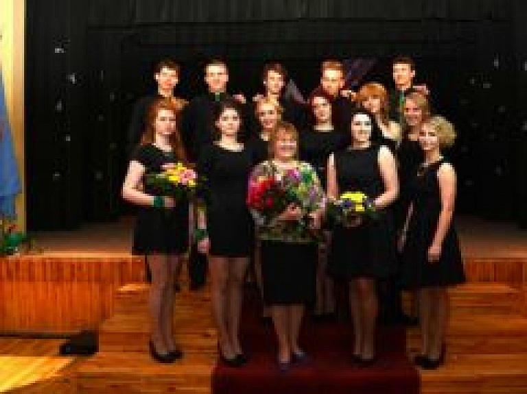 Rekavas vidusskolā aizvadīts tradicionālais Žetonu vakars