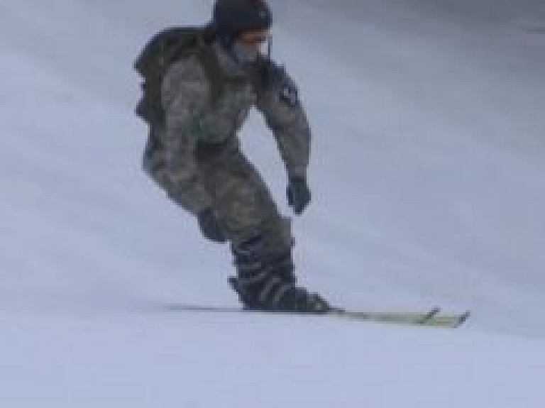 Vidzemes TV: Gaiziņa un Ērgļu apkārtnes slēpošanas trasēs iemaņas apgūst poļu militārie sporta instruktori