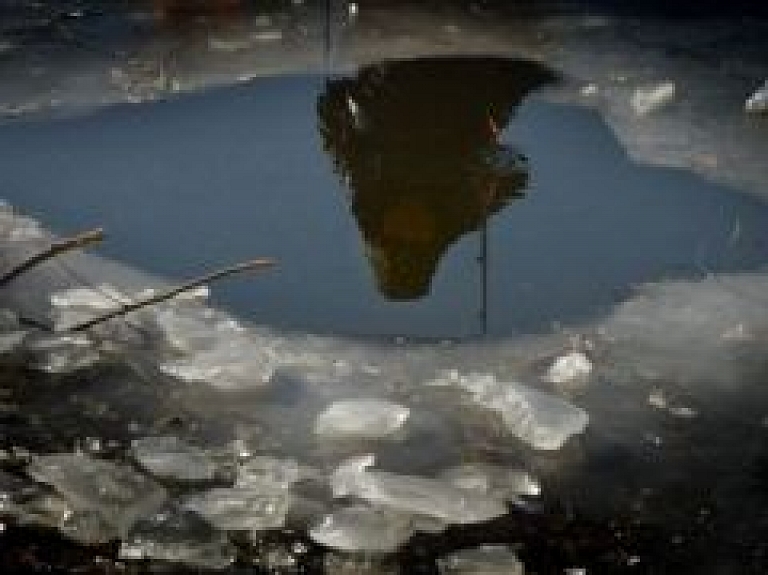 Glābēji no Lielupes ledus noceļ makšķernieku