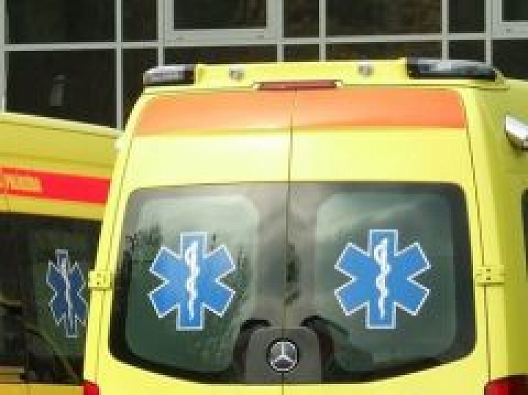 Latgalē vīrietis savainojis mugurkaulu un iekšējos orgānus