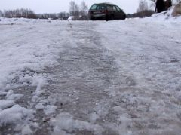 Alūksnes apkaimē vietām sniegotas un apledojušas brauktuves