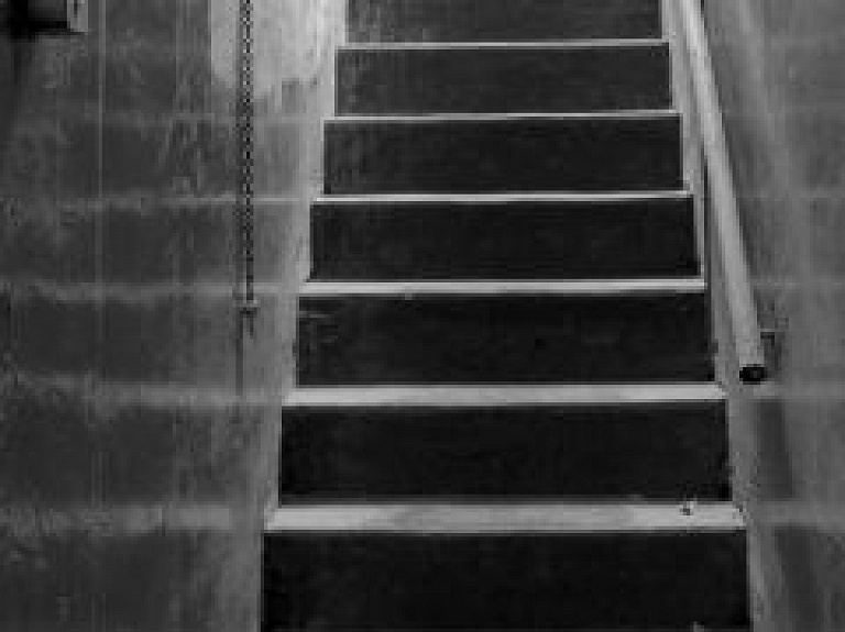 Latgalē vīrietis kritis no divu stāvu augstām kāpnēm