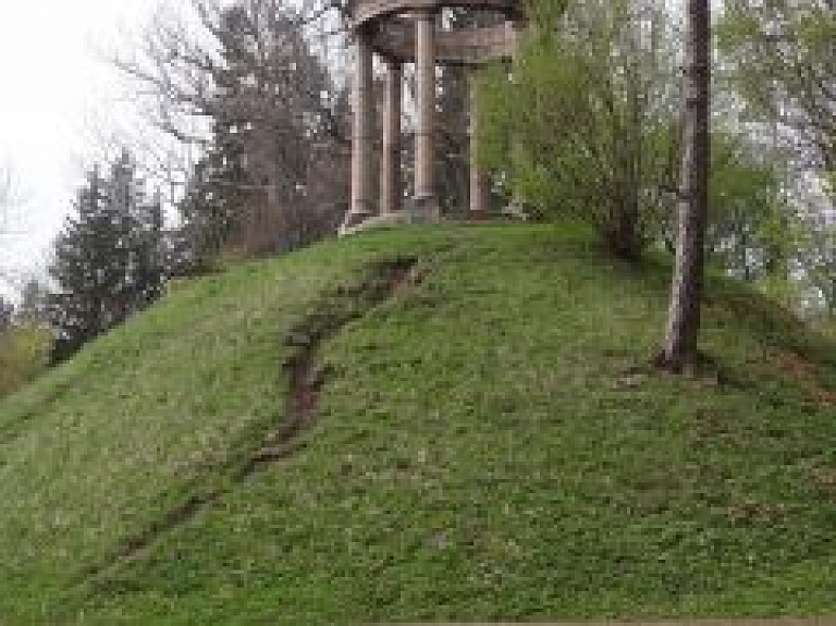 Tempļakalna parkā kaitēkļu izplatības ierobežošanai jāizgriež bojātie koki