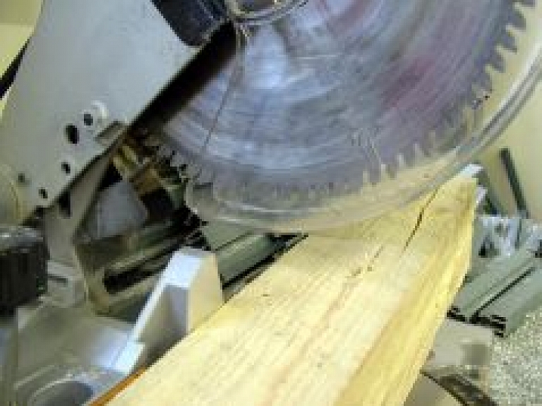 Latgalē kokapstrādes uzņēmumā vīrietis savainojis plaukstu