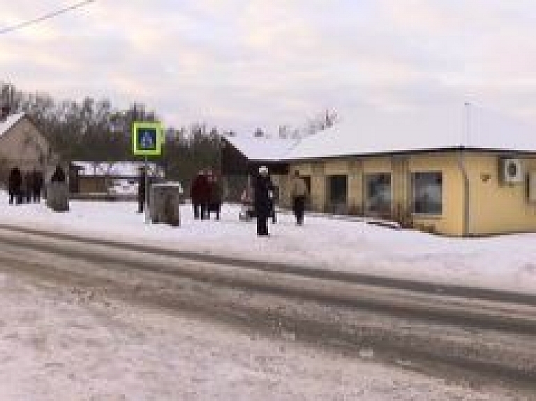Vidzemes TV: Raunas iedzīvotāji vēlas veikalu dzīvojamo māju tuvumā